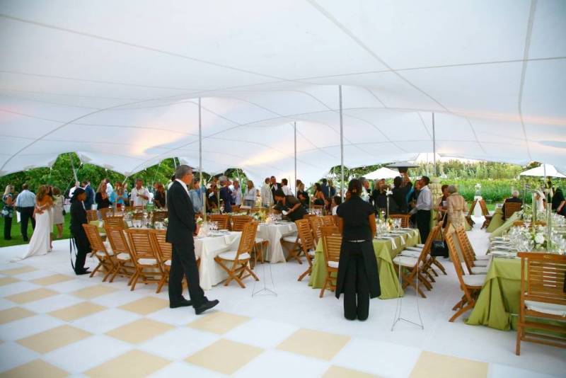 Chapiteau de réception avec moquette, éclairage et mobilier pour mariage et garden party à Aix-en-Provence